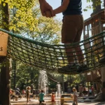 Le bois des lutins avis : parc familial ombragé, cabanes et jeux pour enfants