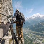 Via ferrata passy sur balcon calcaire au Plateau d’Assy, Mont-Blanc en arrière-plan