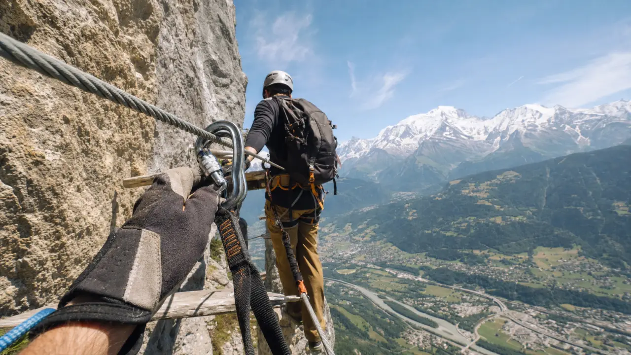 Via ferrata passy sur balcon calcaire au Plateau d’Assy, Mont-Blanc en arrière-plan