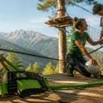 Aramits parc aventure : moniteur ajuste harnais sur plateforme