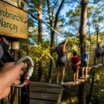 Aventure parc nancay : accrobranche en forêt, harnais et mousqueton