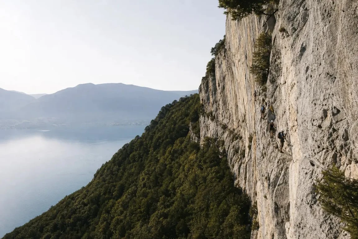 Via ferrata le roc du cornillon au-dessus du lac du Bourget, panorama de falaise et forêt en Savoie