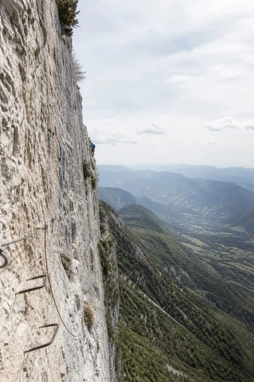 Via ferrata chironne sur falaise calcaire exposée près du col du Rousset