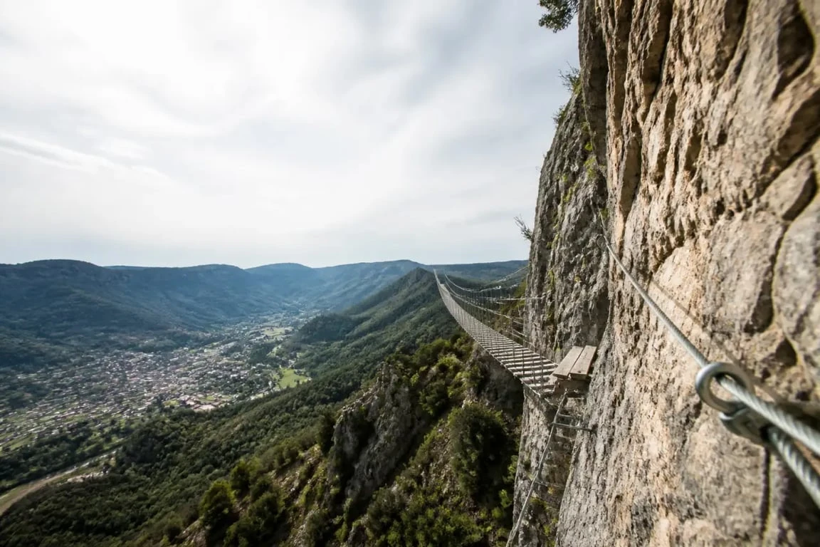 Via ferrata Florac de Rochefort sur paroi rocheuse au-dessus de la vallée