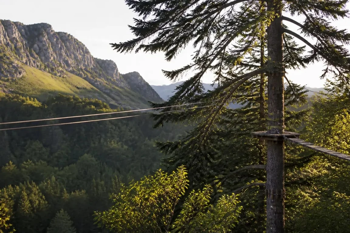 Parc aventure pays basque - Les Rochers du Baztan dans un décor naturel de montagne et de forêt
