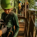 Parc aventure Thoissey : enfant avec harnais sur parcours en forêt