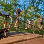 Parc beauregard aventure : baudriers et mousquetons en sécurité sur ligne de vie
