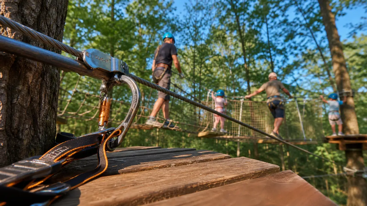 Parc beauregard aventure : baudriers et mousquetons en sécurité sur ligne de vie