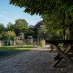 Parc de la bonne aventure à Versailles, aire de jeux pour enfants, table de pique-nique et tilleuls