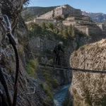 Via ferrata du diable : ferratistes sur passerelle au-dessus des gorges