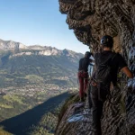 Via ferrata la roche à l’agathe : rocher, câble et grimpeurs en sécurité