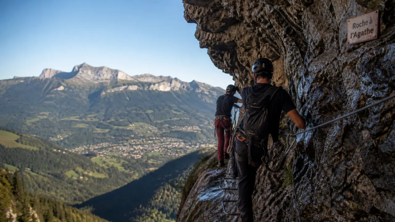 Via ferrata la roche à l’agathe : rocher, câble et grimpeurs en sécurité