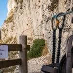 Via ferrata les baumes du verneau : baudrier sur câble et affiche “Le Château : fermé”