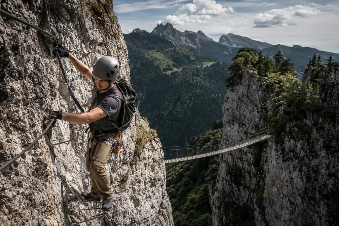 Via ferrata Jules Carret à Saint-Jean-d’Arvey, falaise calcaire aérienne et pont népalais en montagne