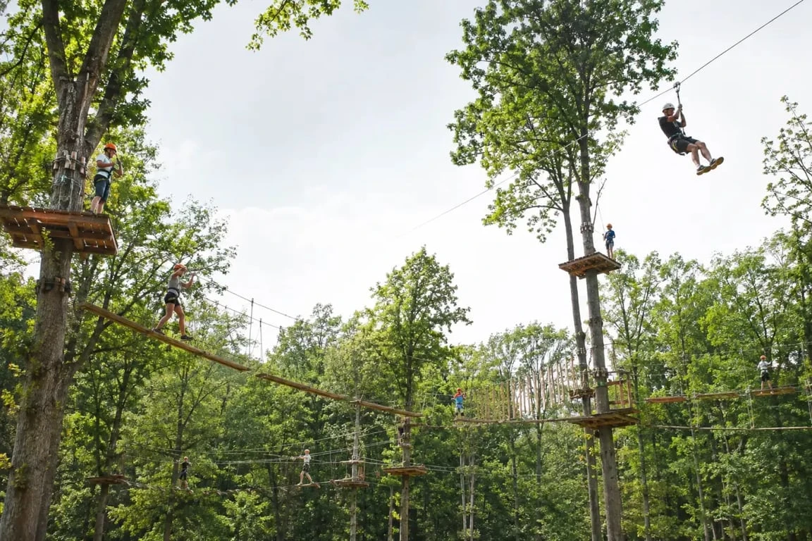 Parc accrobranche Accro Sioule dans l’Allier avec parcours forestiers et tyroliennes