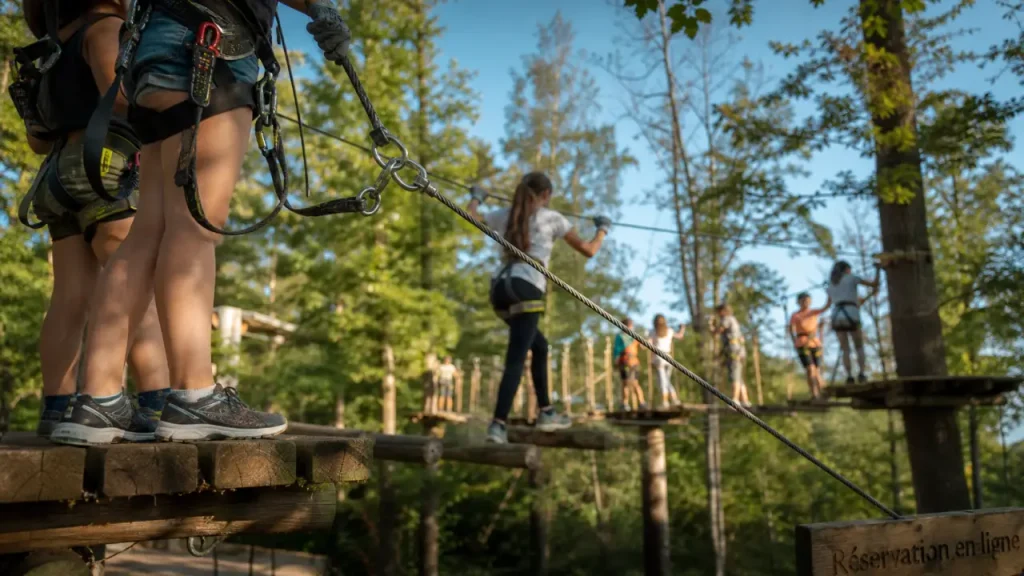 11 zones, 29 tyroliennes : les règles à vérifier avant de réserver à Guerlédan Parc Aventure
