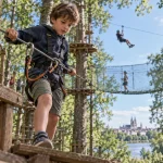 leo parc aventure près d’Orléans : enfant sur parcours d’accrobranche