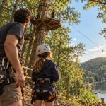 Parc accrobranche Accro Sioule Allier : adulte et enfant sur tyrolienne