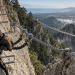 via ferrata chisa : pont suspendu et pratiquant sur la ligne de vie