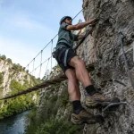 Via ferrata des gorges de la Sioule : pratiquant sur passerelle du Pont de Menat