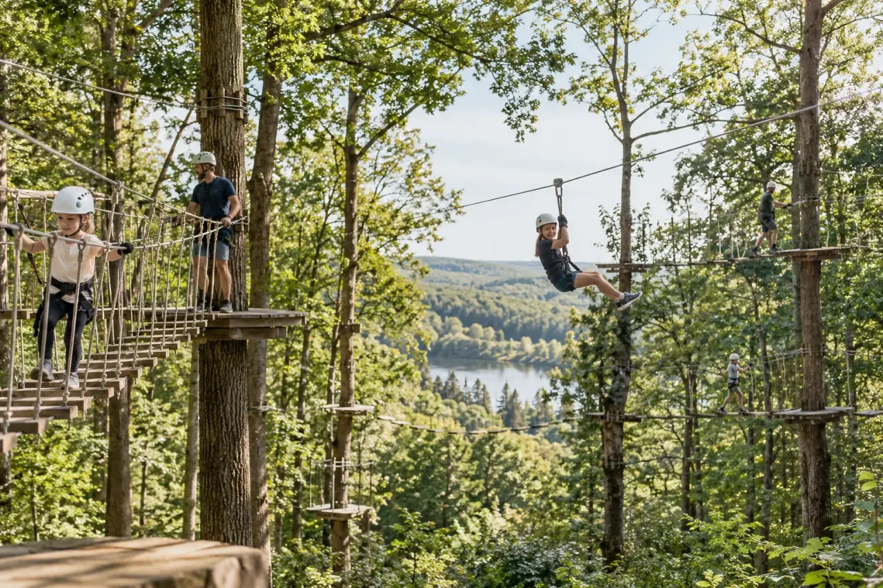Parc aventure Plaine Forme en forêt avec parcours accrobranche familiaux
