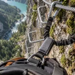 Kit via ferrata : mousqueton accroché au câble