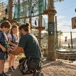 parc aventure accrojump à Sérignan : enfants sur parcours en hauteur
