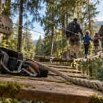 Parc aventure violay : famille sur pont de singe en forêt