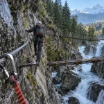 Via ferrata du parc thermal : pratiquant sur câble, casque et baudrier
